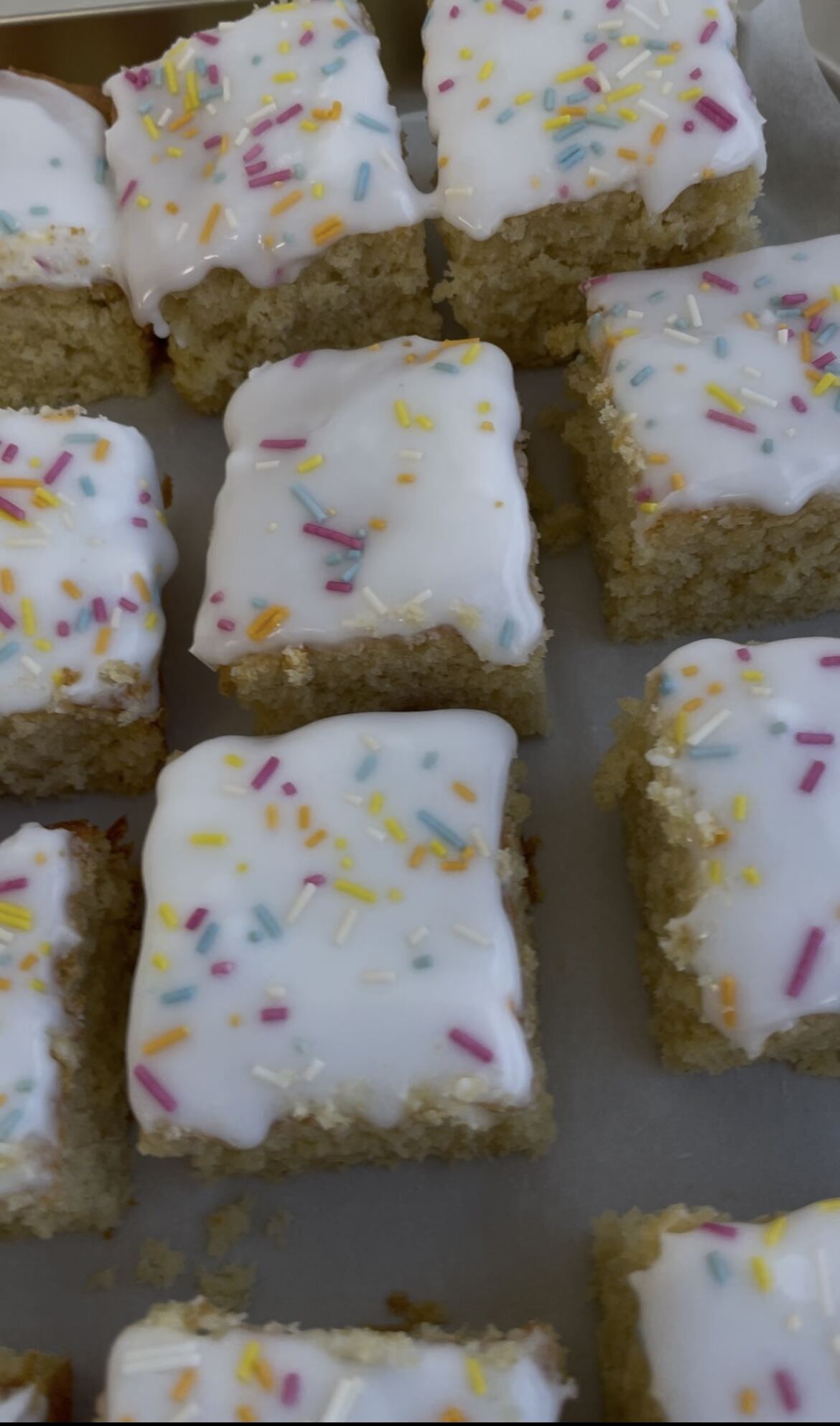 Old School Cake (20x30cm, ~15 portions) catering item