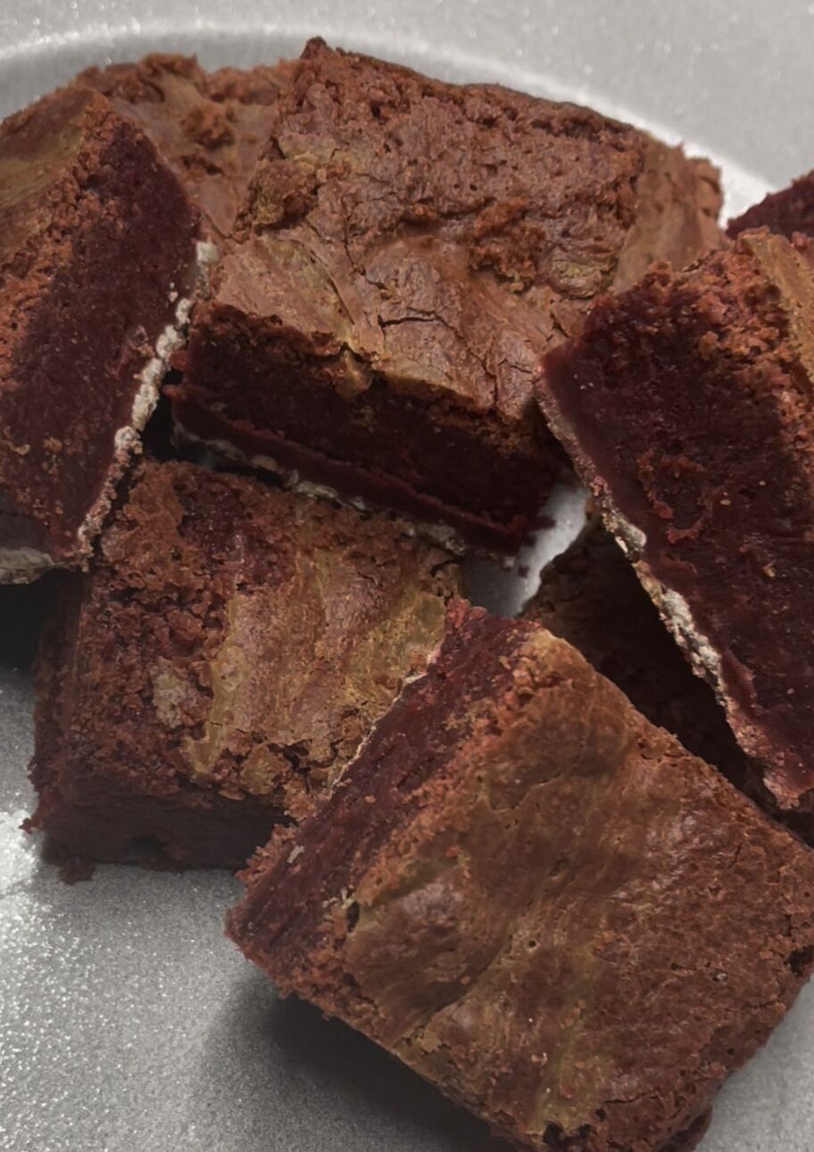 Red Velvet Brownie (20x30cm, ~15 portions) catering item